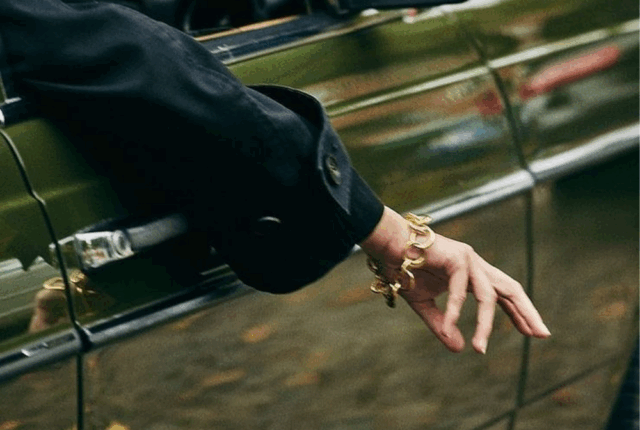 Sobre deixar ir o que já não veste a sua história